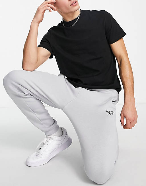 Hombre Joggers de ropa deportiva | Joggers grises con logo pequeño de Reebok - KC93640