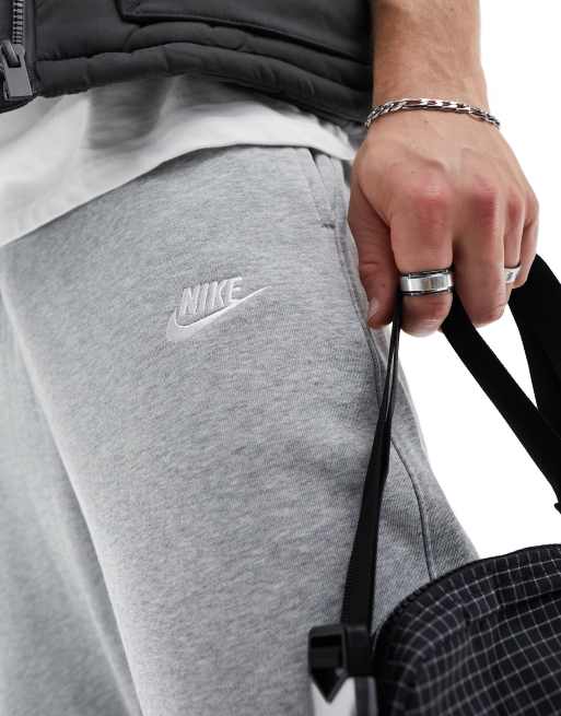 Joggers grises de corte slim con bajo ajustado de Nike Club, 4 de 5