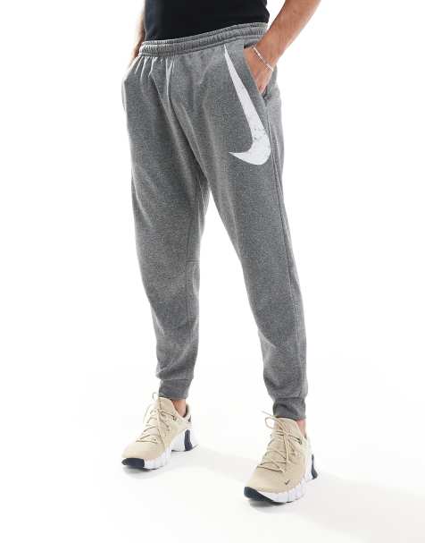 Joggers grises de corte tapered con estampado gráfico de logo Swoosh de Nike - view 1