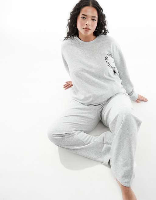 Joggers grises de pernera ancha con texto "The Casual Club" de Pieces Curve (parte de un conjunto), 3 de 5