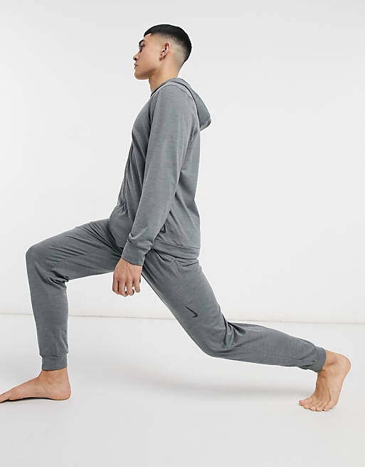 Joggers grises de tejido polar Hyperdry de Nike Yoga