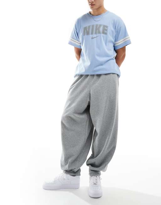 Joggers grises extragrande de felpa rizada de Nike Club ASOS