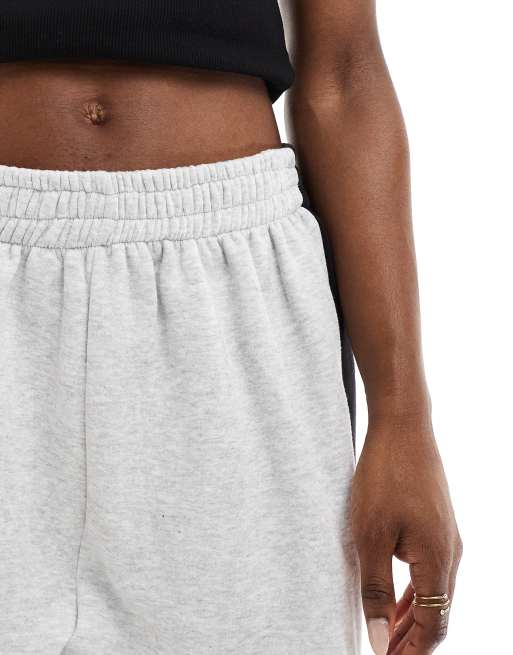 Joggers grises extragrandes con raya lateral de ASOS DESIGN, 4 de 5