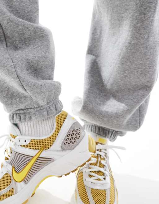 Joggers grises extragrandes de talle alto con bajos ajustados Phoenix Fleece de Nike, 3 de 5