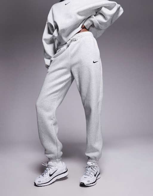 Joggers grises extragrandes de talle alto con bajos ajustados Phoenix Fleece de Nike , 2 de 5