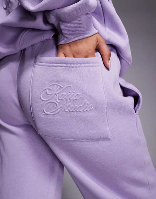 Joggers lilas de pernera ancha con logo bordado y detalle de bolsillo de Kaiia Studio (parte de un conjunto), 3 de 5