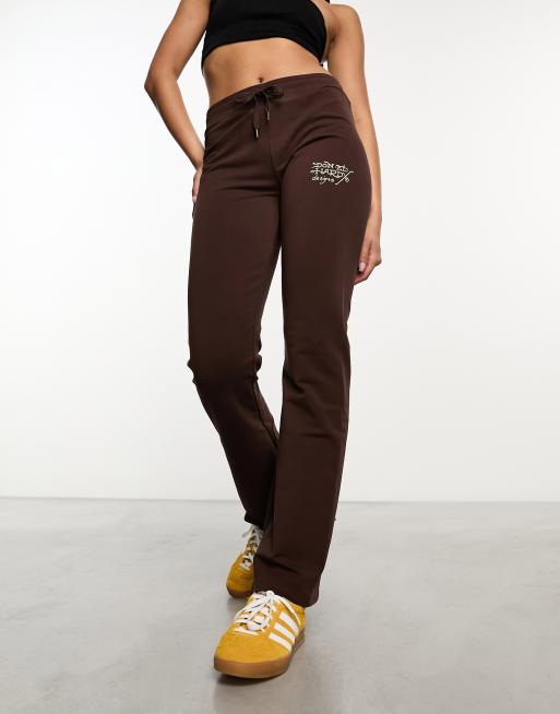 Joggers marrón chocolate de campana y talle bajo con gráficos en la parte trasera de Ed Hardy (parte de un conjunto)