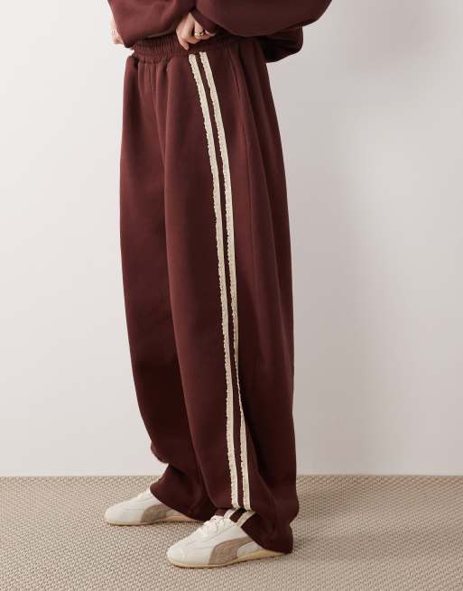 Joggers marrón chocolate de pernera ancha con detalle de encaje de croché de ASOS DESIGN (parte de un conjunto), 2 de 5