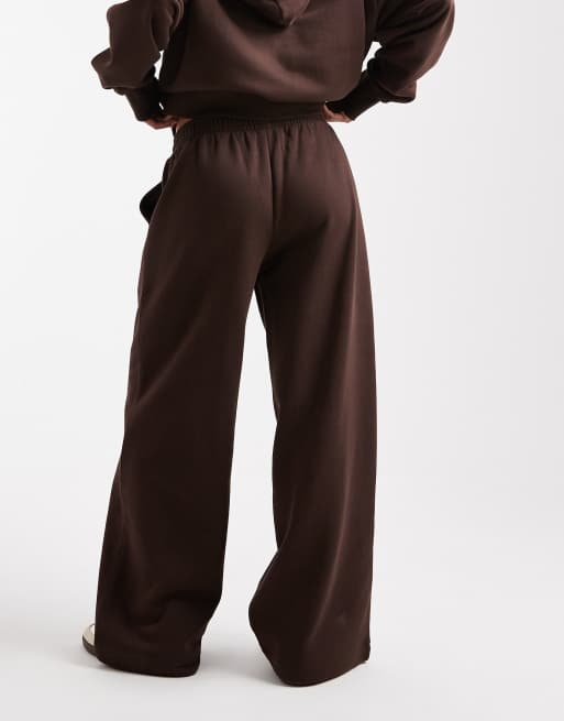 Joggers marrón chocolate de pernera ancha con interior cepillado de ASOS DESIGN Petite, 4 de 5