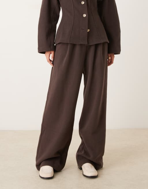 Joggers marrón chocolate de pernera ancha con pinzas delanteras de tejido muy suave de ASOS DESIGN (parte de un conjunto), 2 de 5