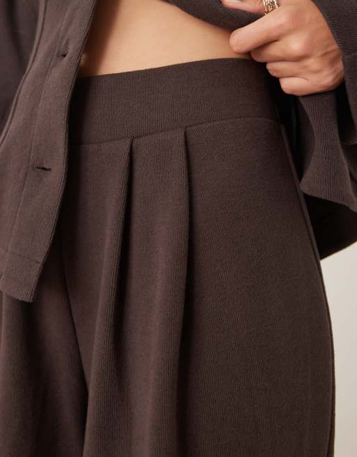 Joggers marrón chocolate de pernera ancha con pinzas delanteras de tejido muy suave de ASOS DESIGN (parte de un conjunto), 3 de 5