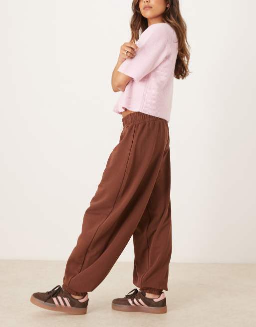 Joggers marrón chocolate de talle bajo y pernera barrel suelta de ASOS DESIGN, 3 de 5