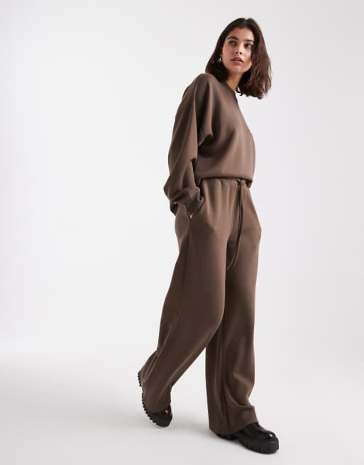 Joggers marrón topo de pernera recta de tejido efecto neopreno de Brave Soul, 2 de 5