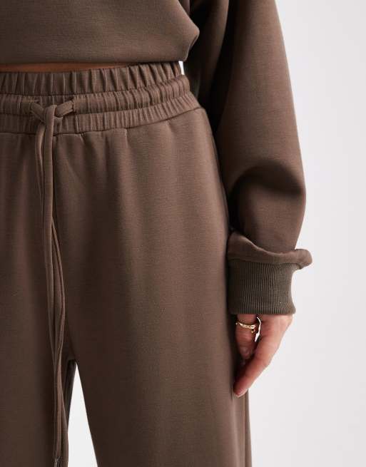 Joggers marrón topo de pernera recta de tejido efecto neopreno de Brave Soul, 3 de 5