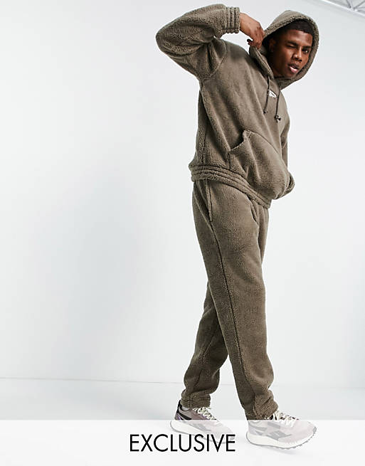 Hombre Pantalones y mallas | Joggers marrón topo de sherpa exclusivos en ASOS de Reebok - BA41166