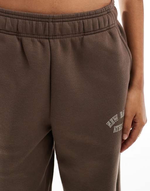 Joggers marrones con estampado gráfico de felpa de New Balance, 5 de 5