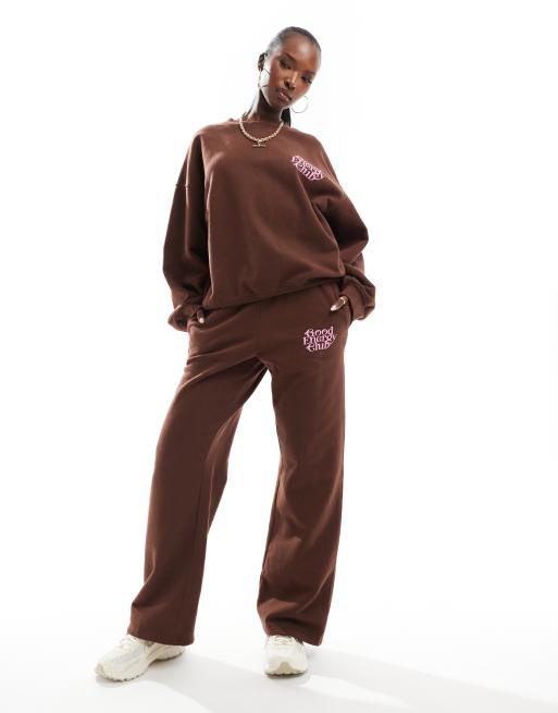 Joggers marrones de pernera ancha con texto 