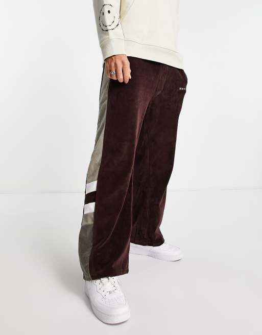Joggers marrones de pernera recta de tejido rizado con rayas laterales de velour de Mennace