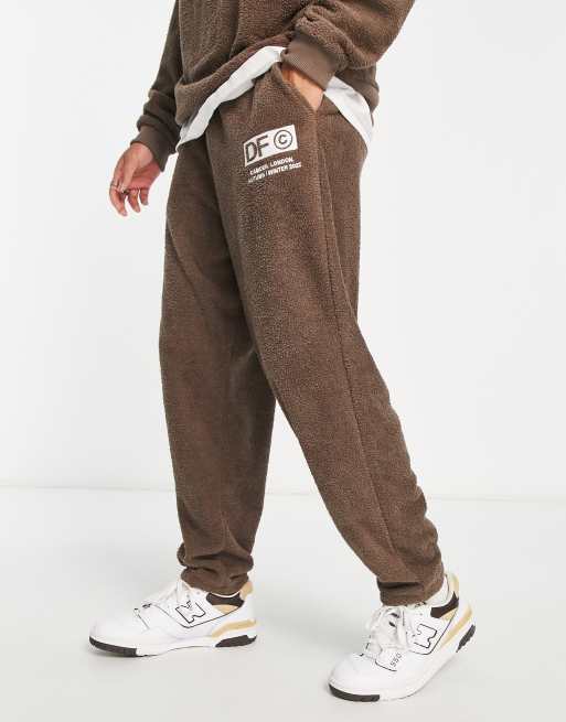 Joggers marrones holgados con logo bordado de punto rizado suave de ASOS Dark Future (parte de un conjunto)