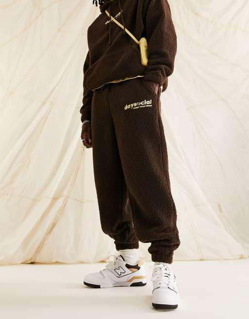 Joggers marrones holgados y logo grande bordado en la espalda de borreguito tipo peluche de ASOS Daysocial (parte de un conjunto)