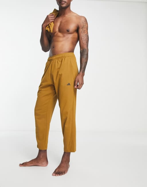 Joggers marrones Studio de adidas Yoga