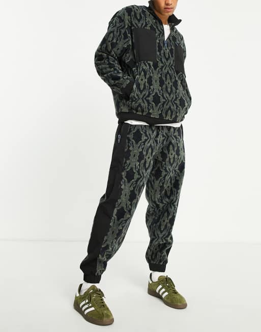 Joggers multicolores con parche de camuflaje de felpa de Crooked Tongues (parte de un conjunto)