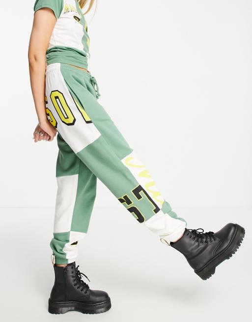 Joggers multicolores extragrandes con diseño de parches y texto 