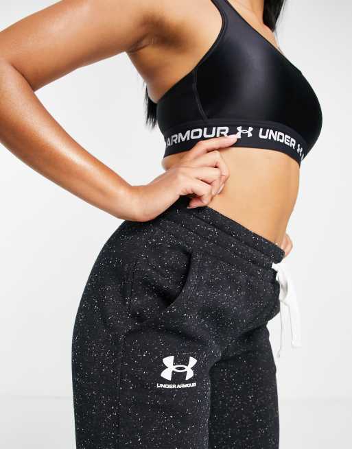 Joggers negro jaspeado de felpa Rival de Under Armour, 3 de 4