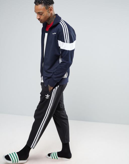 В штанах adidas стиль
