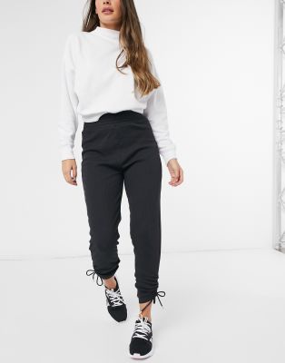 Joggers negros capri con cordón ajustable y detalle fruncido de HIIT