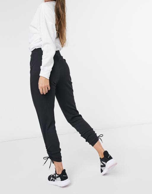 Joggers negros capri con cordón ajustable y detalle fruncido de HIIT, 2 de 4