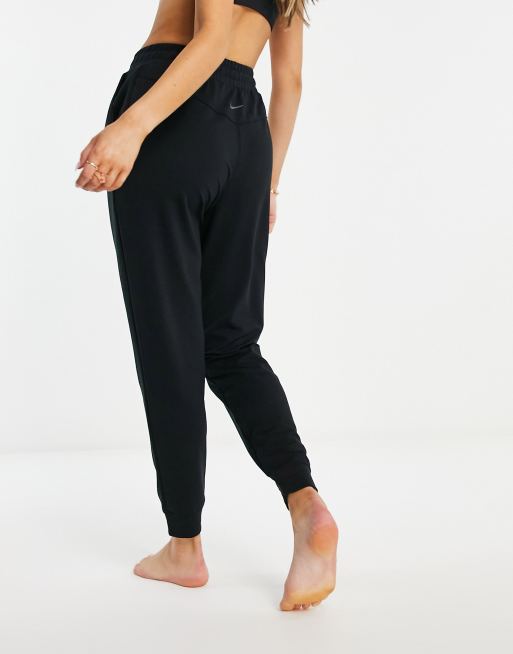 Joggers negros capri de felpa Dri-FIT de Nike Yoga, 3 de 4
