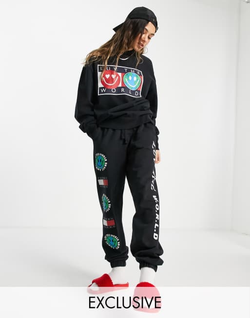 Conjunto negro de jersey de cuello redondo y jogger Luv The World de Tommy Jeans, 3 de 3