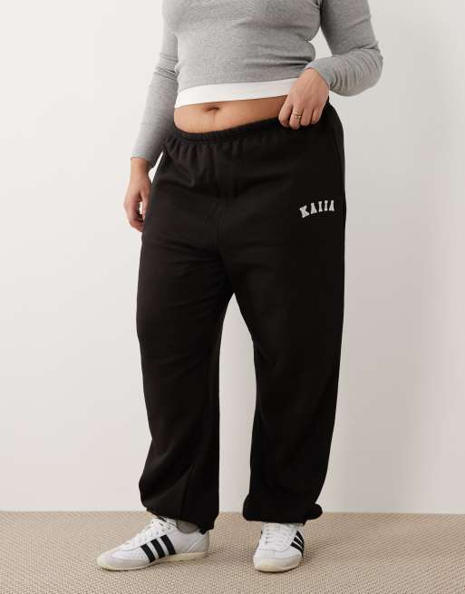 Joggers negros con bajos ajustados y logo bordado de mezcla de algodón de Kaiia Plus (parte de un conjunto), 2 de 5