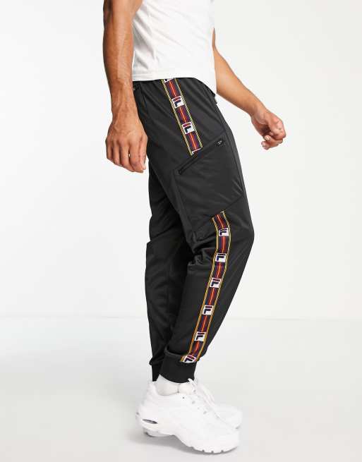 Joggers negros con banda con logo de Fila