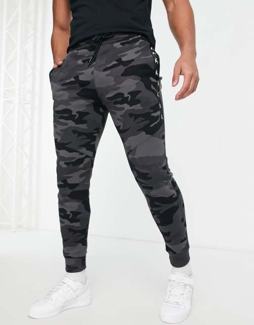 Joggers negros con cinta del logo en el lateral de Hollister