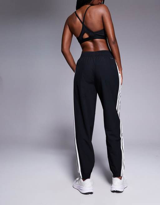 Joggers negros con detalle de 3 rayas de tejido liso de adidas Training, 2 de 5