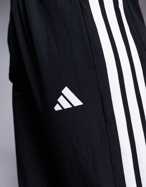 Joggers negros con detalle de 3 rayas de tejido liso de adidas Training, 5 de 5