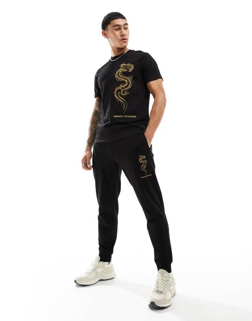 Joggers negros con dragón dorado y logo bordado de felpa de la colección cápsula del Año Nuevo Lunar de Armani Exchange