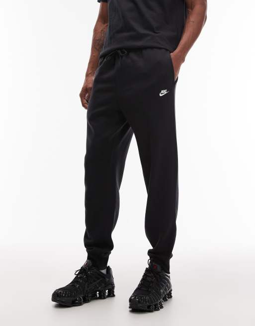 Joggers negros con el bajo ajustado de felpa de Nike Club, 2 de 5