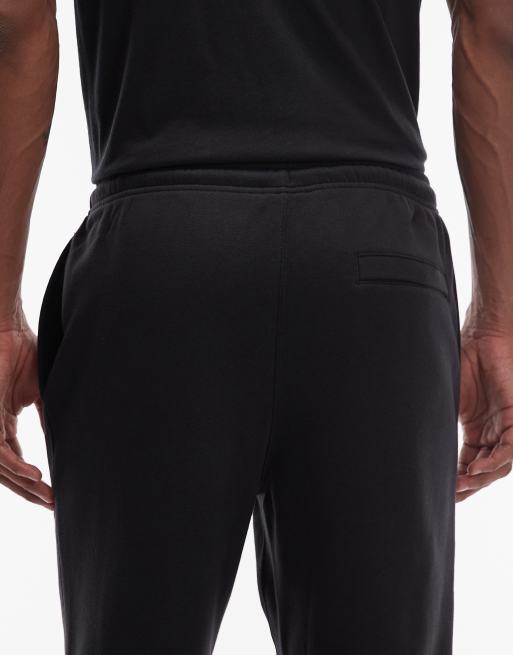 Joggers negros con el bajo ajustado de felpa de Nike Club, 4 de 5