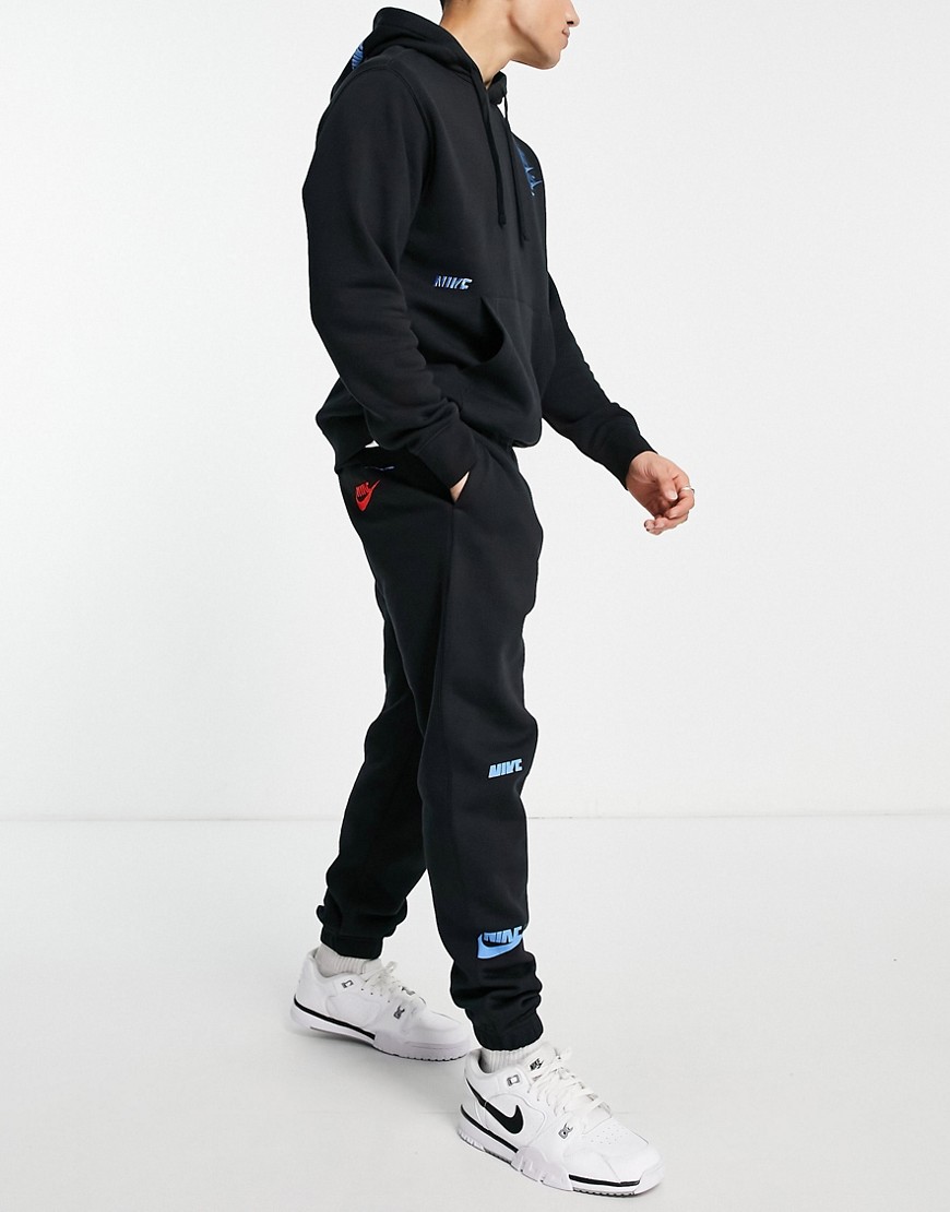 Joggers negros con logo de felpa Multi Futura de Nike Sport Essentials