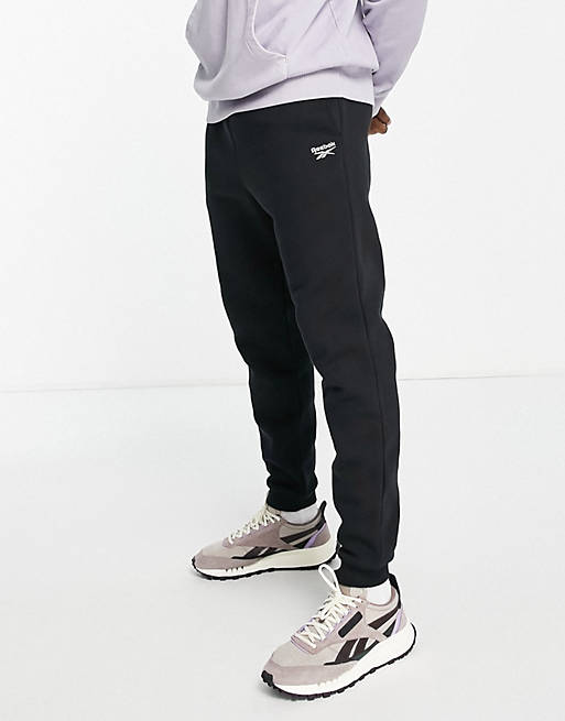 Hombre Joggers de ropa deportiva | Joggers negros con logo pequeño de Reebok Classics - WD54974