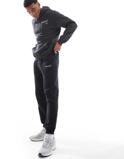 Joggers negros con motivo McLaren de Hollister