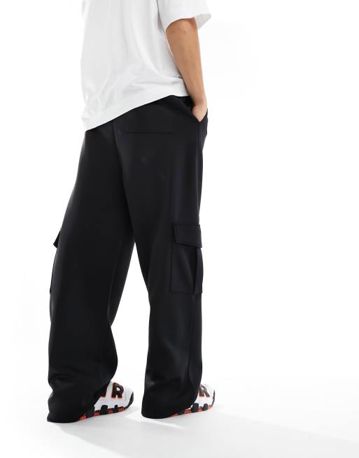 Joggers negros de corte ancho con bolsillos cargo de tejido efecto neopreno de ASOS DESIGN, 3 de 5