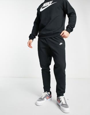 Joggers grises de corte best sale slim essentials de nike