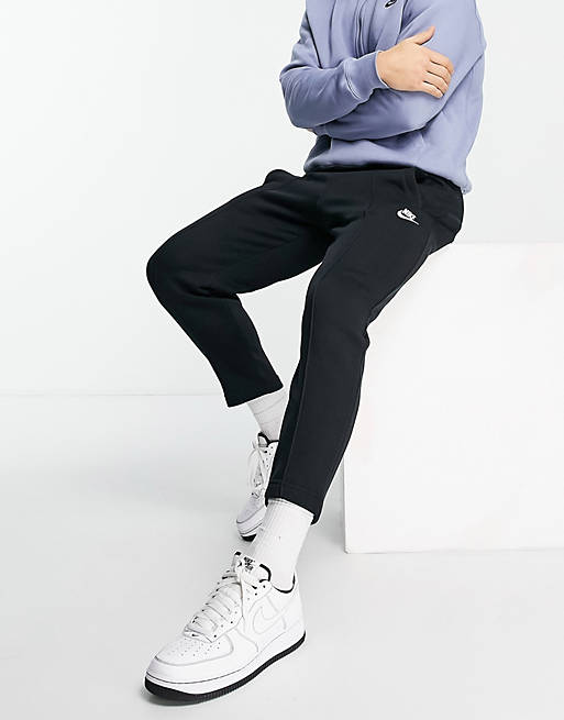 Hombre Pantalones y mallas | Joggers negros de corte tapered de felpa de Nike Club - WU66608