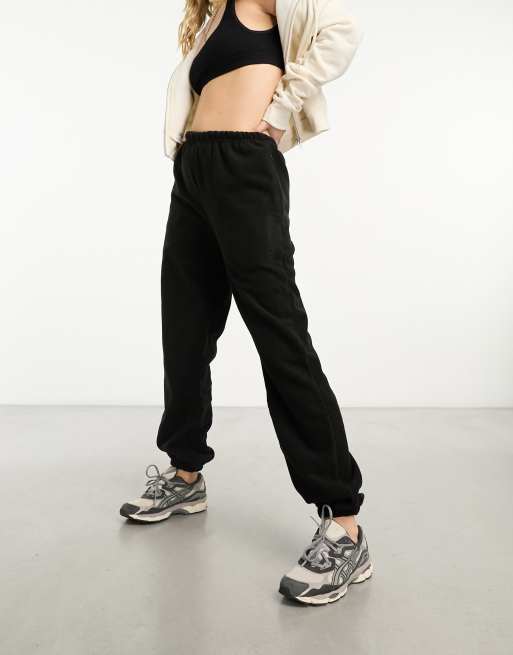 Joggers negros de felpa estilo peluche de The Couture Club