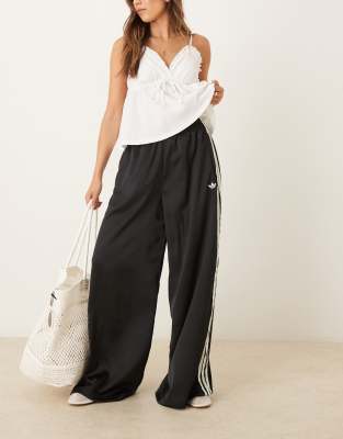 Joggers negros de pernera ancha con 3 rayas con volantes de satén de adidas Originals - view 1