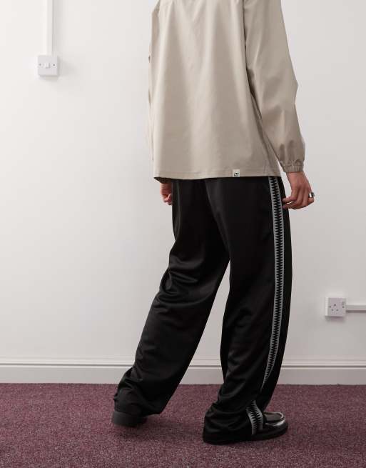 Joggers negros de pernera ancha con detalle de cinta lateral de Weekday, 3 de 5